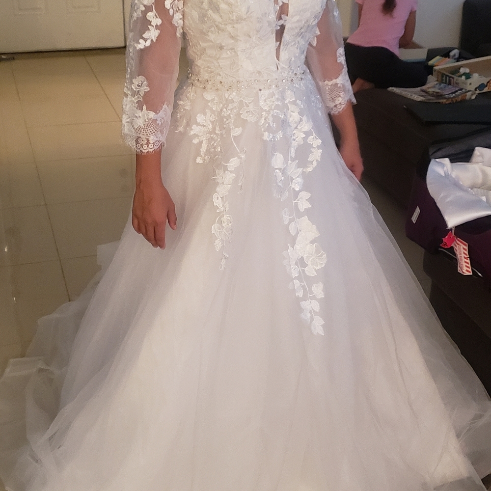 Wedding dress size 8 NWT white